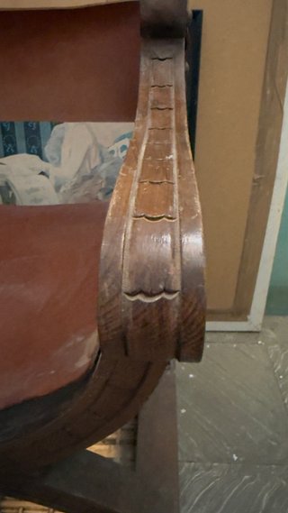 Sillón antiguo madera y cuero