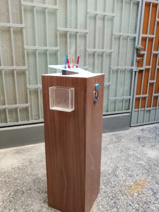 Atril expositor de madera