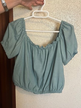 Blusa o top verde con escote