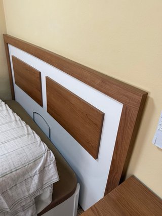 Cabecero y mesita de noche