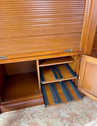 Mueble de madera maciza con vitrina