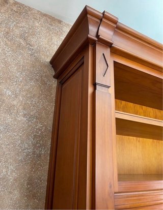 Mueble de madera maciza con vitrina