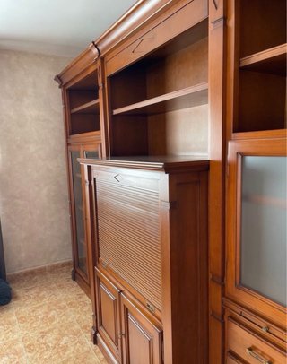Mueble de madera maciza con vitrina