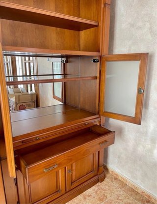 Mueble de madera maciza con vitrina