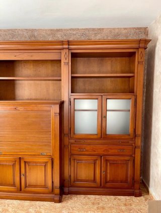 Mueble de madera maciza con vitrina