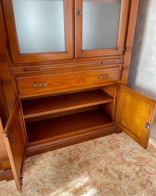 Mueble de madera maciza con vitrina