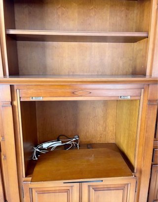 Mueble de madera maciza con vitrina