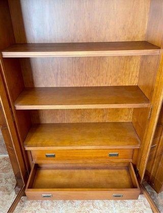 Mueble de madera maciza con vitrina