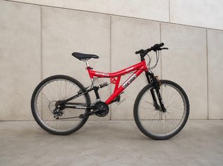 Bicicleta de montaña roja