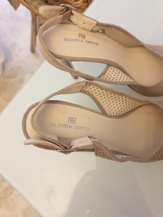 Zapatos tacón Gloria Ortiz beige
