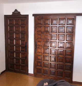 Puertas de madera maciza a cuarterones