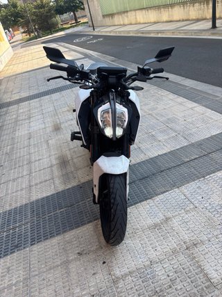 KTM Duke 125 Negra, Naranja y Blanca