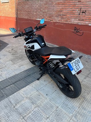 KTM Duke 125 Negra, Naranja y Blanca