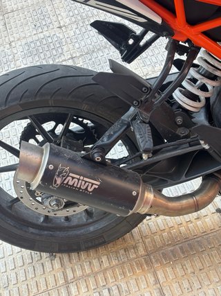 KTM Duke 125 Negra, Naranja y Blanca
