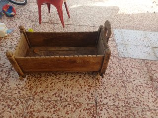 Cuna de madera antigua mecedora