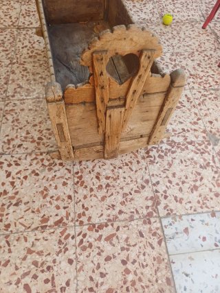 Cuna de madera antigua mecedora