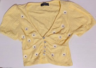 Top Bershka amarillo flores S/36