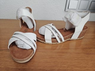 Sandalias cuña blancas CTWK