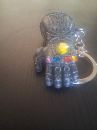 Llavero guantelete del infinito