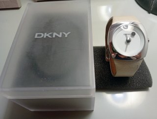 Reloj DKNY Beige y Plateado