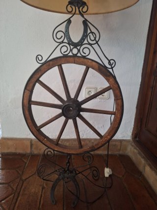 Lámpara rústica rueda madera y metal