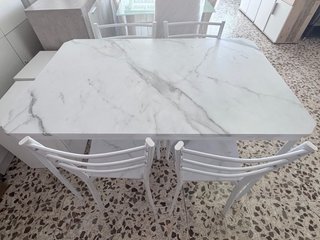 Mesa de cocina con 4 sillas