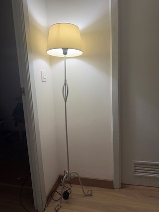 Lámpara de pie forja plateada con pantalla blanca