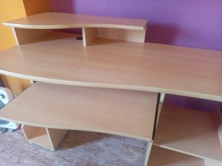 Escritorio de madera con estantes