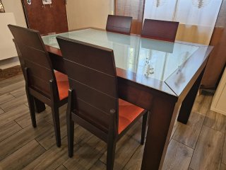 Mesa de madera extensible con 4 sillas