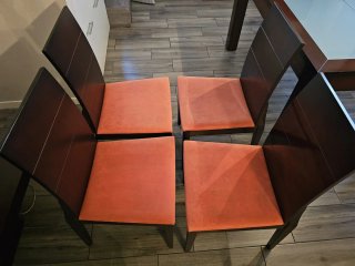 Mesa de madera extensible con 4 sillas