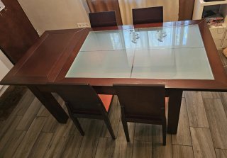 Mesa de madera extensible con 4 sillas