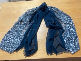 Pañuelo fular azul y blanco con estrellas