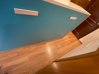 Cama Plegable Pared Blanca y Azul