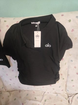 Conjunto Alo Yoga Falda y Camiseta