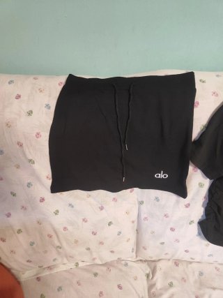 Conjunto Alo Yoga Falda y Camiseta