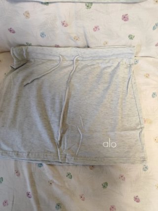 Conjunto Alo Yoga Falda y Camiseta