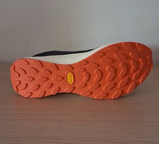 Zapatillas trail Nnormal Kjerag 2.0 negras/naranja