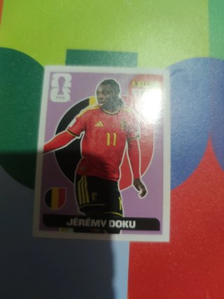 Adesivo di Jérémy Doku con sfondo viola