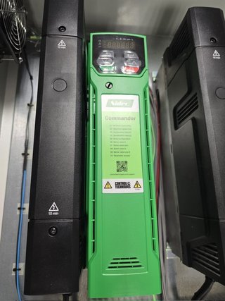 2 Variadores de Frecuencia Nidec Commander 7.5kW