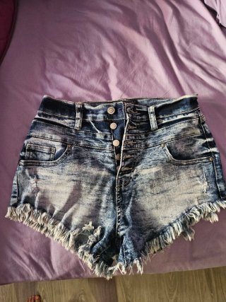 Shorts vaqueros desgastados con flecos