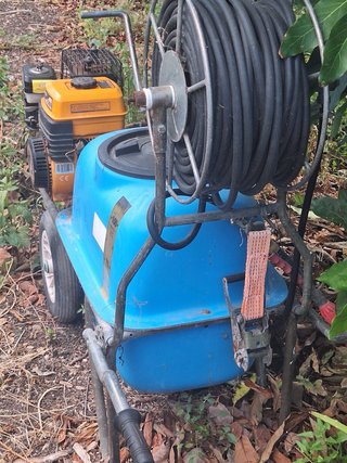 Pulverizador con motor y enrollador