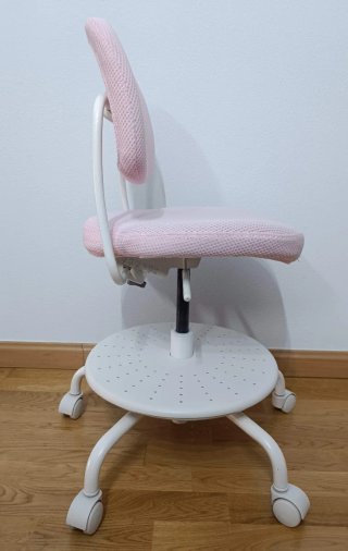 Silla estudio de color rosa claro con ruedas