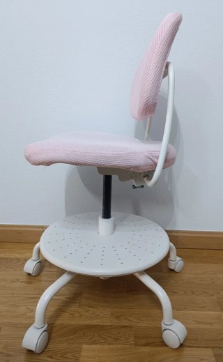 Silla estudio de color rosa claro con ruedas