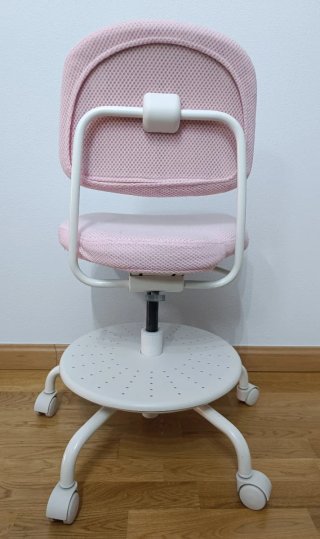 Silla estudio de color rosa claro con ruedas