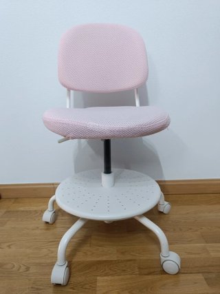 Silla estudio de color rosa claro con ruedas