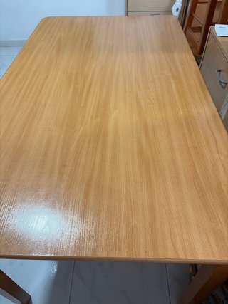 Mesa de comedor de madera y 4 sillas