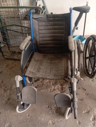 Dos sillas de ruedas