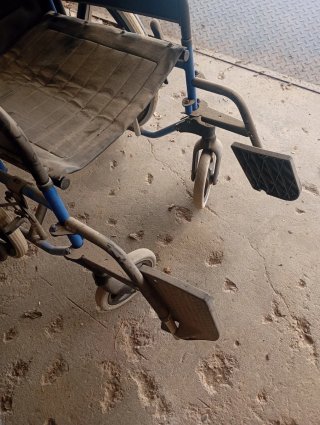 Dos sillas de ruedas