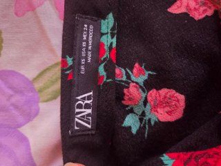 Falda midi Zara floral con abertura