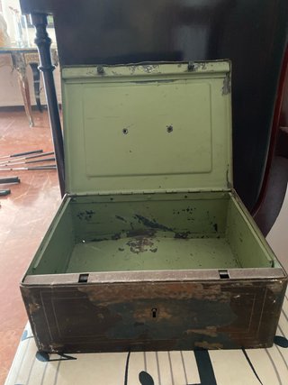 Caja fuerte antigua de metal